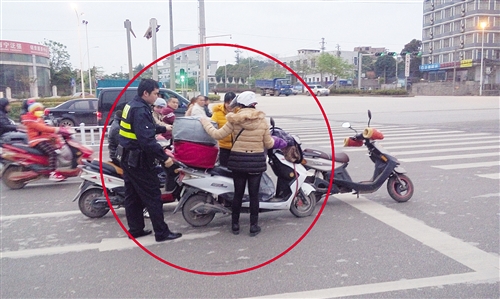 險！女子騎車摔倒轉彎處 幸！民警緊急攔停后方大巴