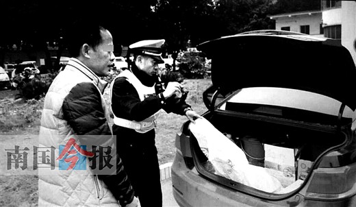 停車擋超市竟然是涉“黃”男 被柳北交警查獲(圖)