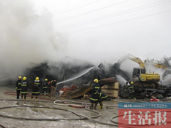 南寧一物流倉庫凌晨突發(fā)大火 倉庫被燒成渣(組圖)