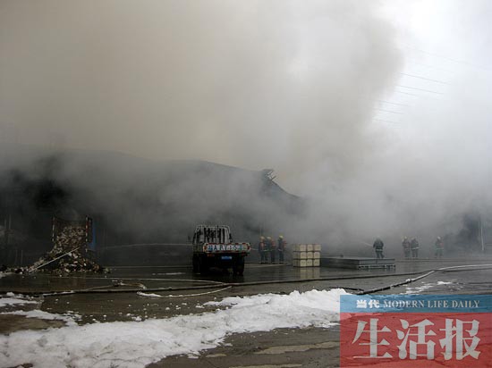 南寧一物流倉庫凌晨突發(fā)大火 倉庫被燒成渣(組圖)