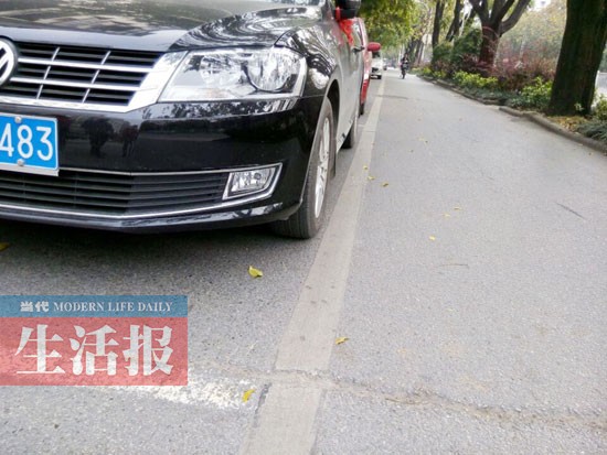 司機(jī)坐車?yán)锎蝽镆脖毁N單 快來(lái)看哪種停車會(huì)被貼單