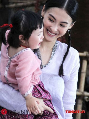 張柏芝哄小寶寶顯母愛 思兒淚水不止