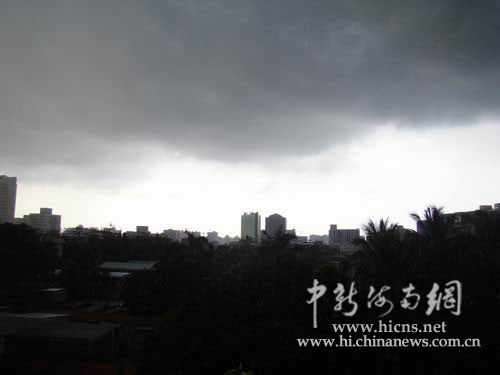 烏云壓頂椰城 海口暴雨傾盆