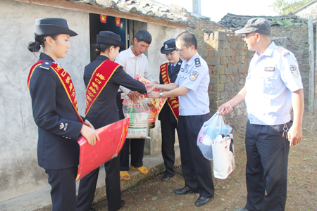 警民魚水情 送“福”到農(nóng)家