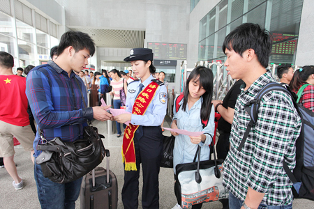 海口火車東站制指路傳單 方便旅客乘車出行（圖）