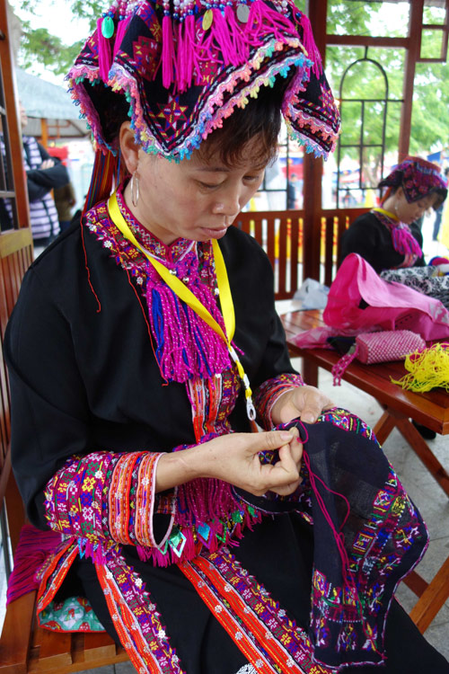 海南黎苗“三月三”節(jié)慶 東方舉辦對唱苗繡比賽