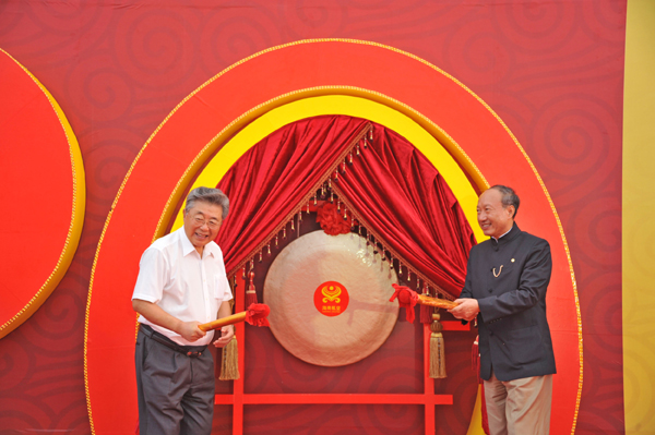 海航“重溫首航航班”在美蘭機場起航