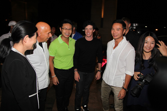 泰格·伍茲與麥克·羅伊抵達?？? style=