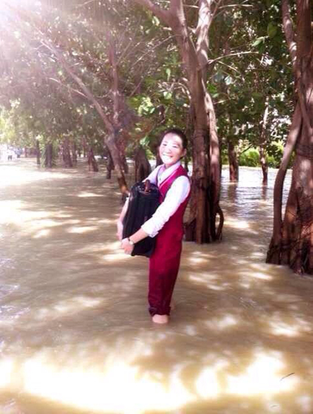 強臺風“海燕”肆虐三亞 南航空姐涉水執行航班任務(圖)