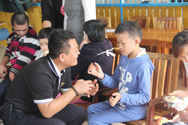 三亞美高梅工會節前探望腦殘疾兒童 送新春溫暖