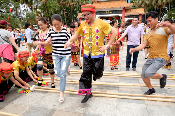 五指山三月三廣場歡跳打柴舞