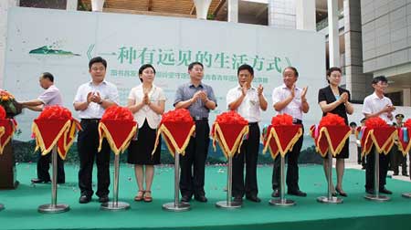 以圖書和展覽的形式弘揚(yáng)鸚哥嶺青年團(tuán)隊(duì)奮斗精神