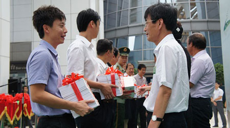 以圖書和展覽的形式弘揚(yáng)鸚哥嶺青年團(tuán)隊(duì)奮斗精神