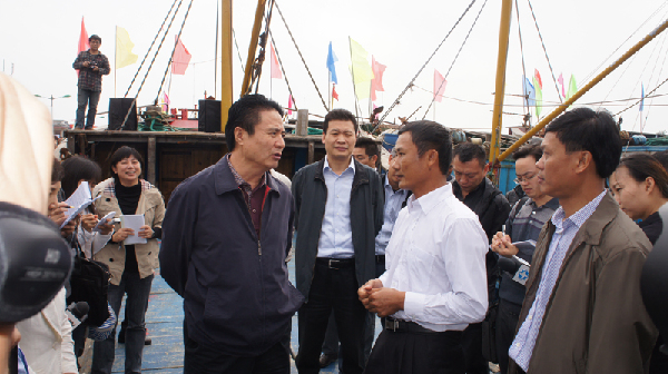 羅保銘瓊海漁港碼頭宣講黨的十八大精神