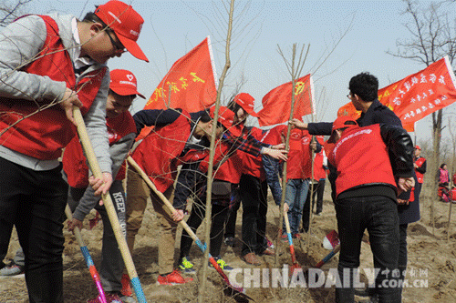 傳承雷鋒精神 石家莊鐵道大學志愿者赴小壁林場義務植樹