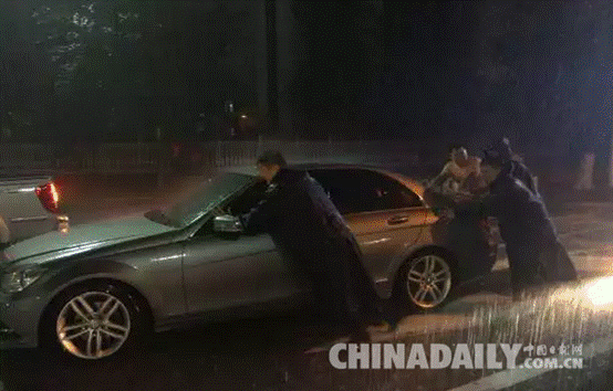 邢臺(tái)抗洪搶險(xiǎn)救災(zāi)第一線：80后夫妻同力抗洪