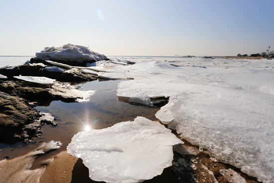 這個冬天，秦皇島海岸現“冰海”奇觀