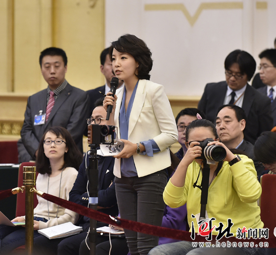 河北代表團接受中外媒體集體采訪