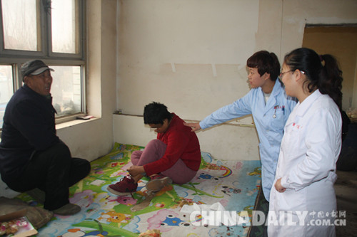 女子患精神病傷人被鎖小黑屋 省六院為其“解鎖”