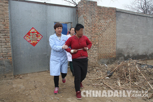 女子患精神病傷人被鎖小黑屋 省六院為其“解鎖”