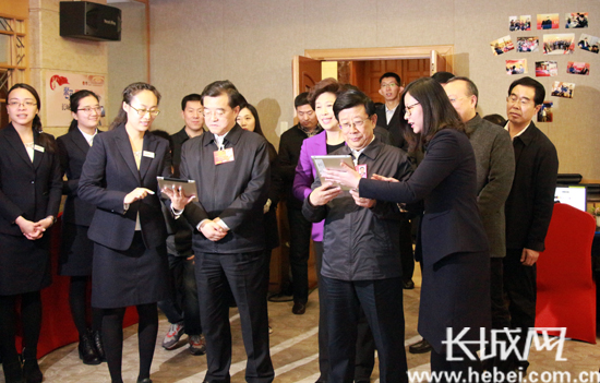 趙克志、張慶偉看望全國兩會長城網前方報道組
