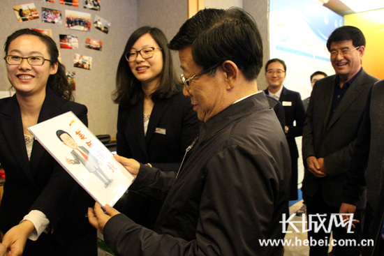 趙克志、張慶偉看望全國兩會長城網前方報道組