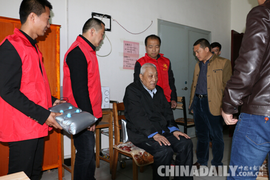 石市愛心人士走進無極溫暖孤寡老人送按摩器40臺