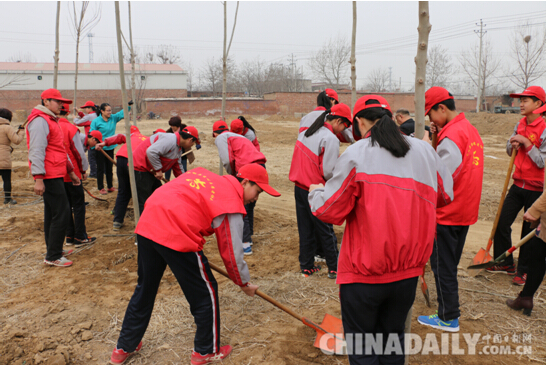 愛心志愿者義務(wù)植樹150顆 播下希望種子共建幸福林