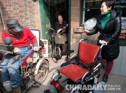 唐山企業愛心人士慰問唐山大地震截癱人員