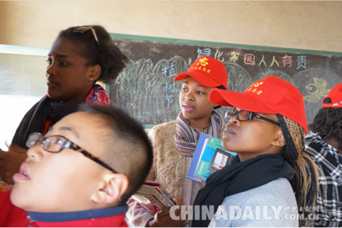 石家莊鐵道大學(xué)留學(xué)生志愿者深入山村送溫暖