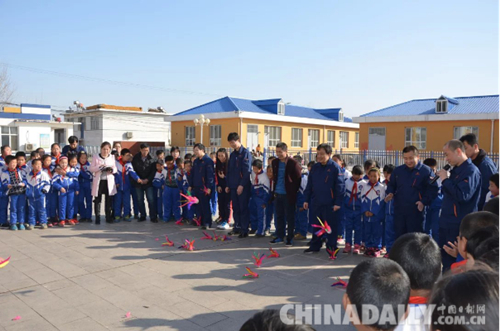 首鋼學(xué)雷鋒愛心團(tuán)走進(jìn)唐山遷安校園