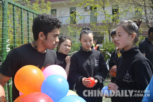 石家莊鐵道大學“洋學生”送課進校園獲贊