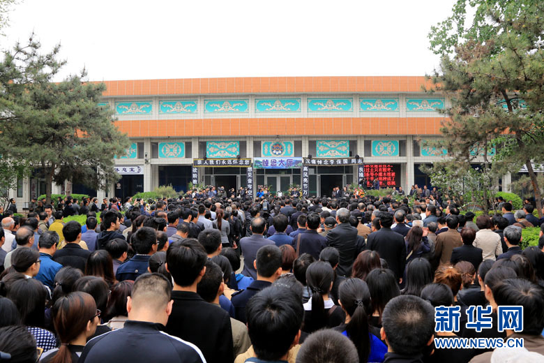 上萬(wàn)群眾送別“太行新愚公”李保國(guó)