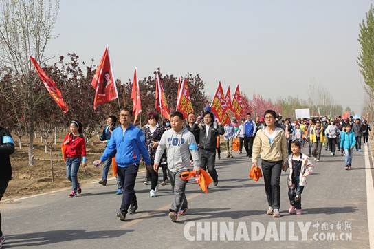 京津冀千名“驢友”徒步游廊坊大廠