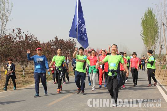 京津冀千名“驢友”徒步游廊坊大廠