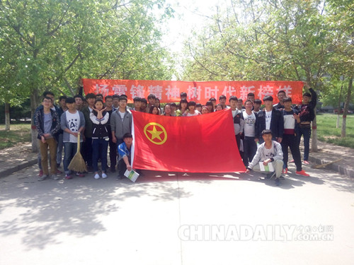 石家莊：大學(xué)生走進社區(qū)清除小廣告還城市美麗風(fēng)貌