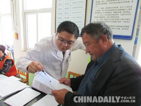 河北愛心組織扶貧深入山村 免費(fèi)為60余名老人做眼部檢查