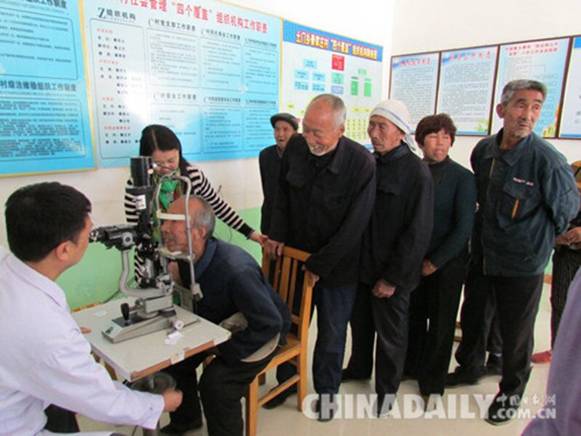 河北愛心組織扶貧深入山村 免費(fèi)為60余名老人做眼部檢查