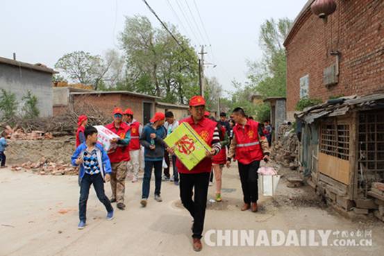 平山愛心救援隊為義演活動帶路給困難家庭送溫暖