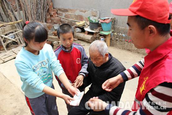 平山愛心救援隊為義演活動帶路給困難家庭送溫暖