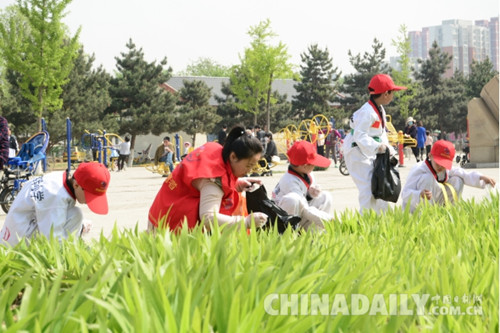 河北遵化為迎世園開展青年志愿者撿垃圾倡文明活動