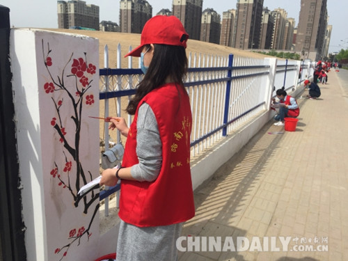 唐山共青團路南區委組織志愿者參與“百畝花海”建設