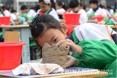 唐山路南勝利路小學(xué)百名陶娃繪世園