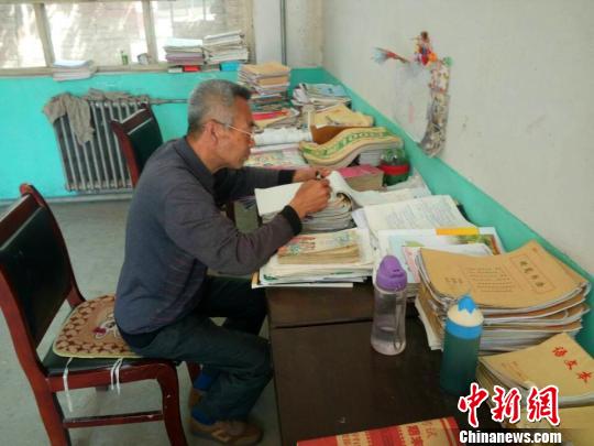 “老師爸爸”患癌堅持任教 三尺講臺演繹追夢人生