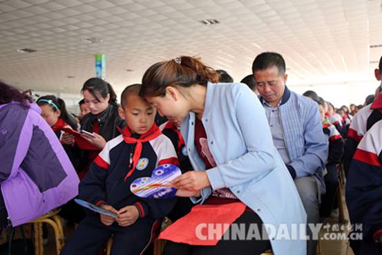 康保縣留守兒童有了“新家長”