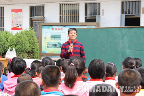 校園翰墨香 書畫寄深情 文化名人書畫院走進紅色革命老區