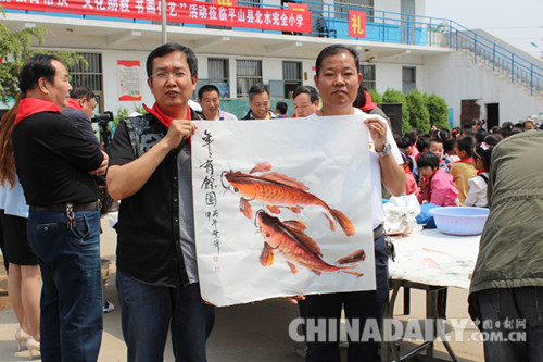 校園翰墨香 書畫寄深情 文化名人書畫院走進紅色革命老區