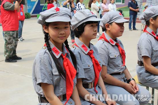 愛心助學行 為西柏坡革命老區學子圓電腦夢