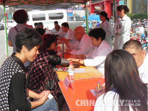 邯鄲市叢臺區名老中醫專家進社區 居民尋醫問藥很方便