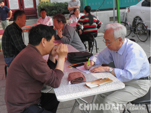 邯鄲市叢臺區名老中醫專家進社區 居民尋醫問藥很方便